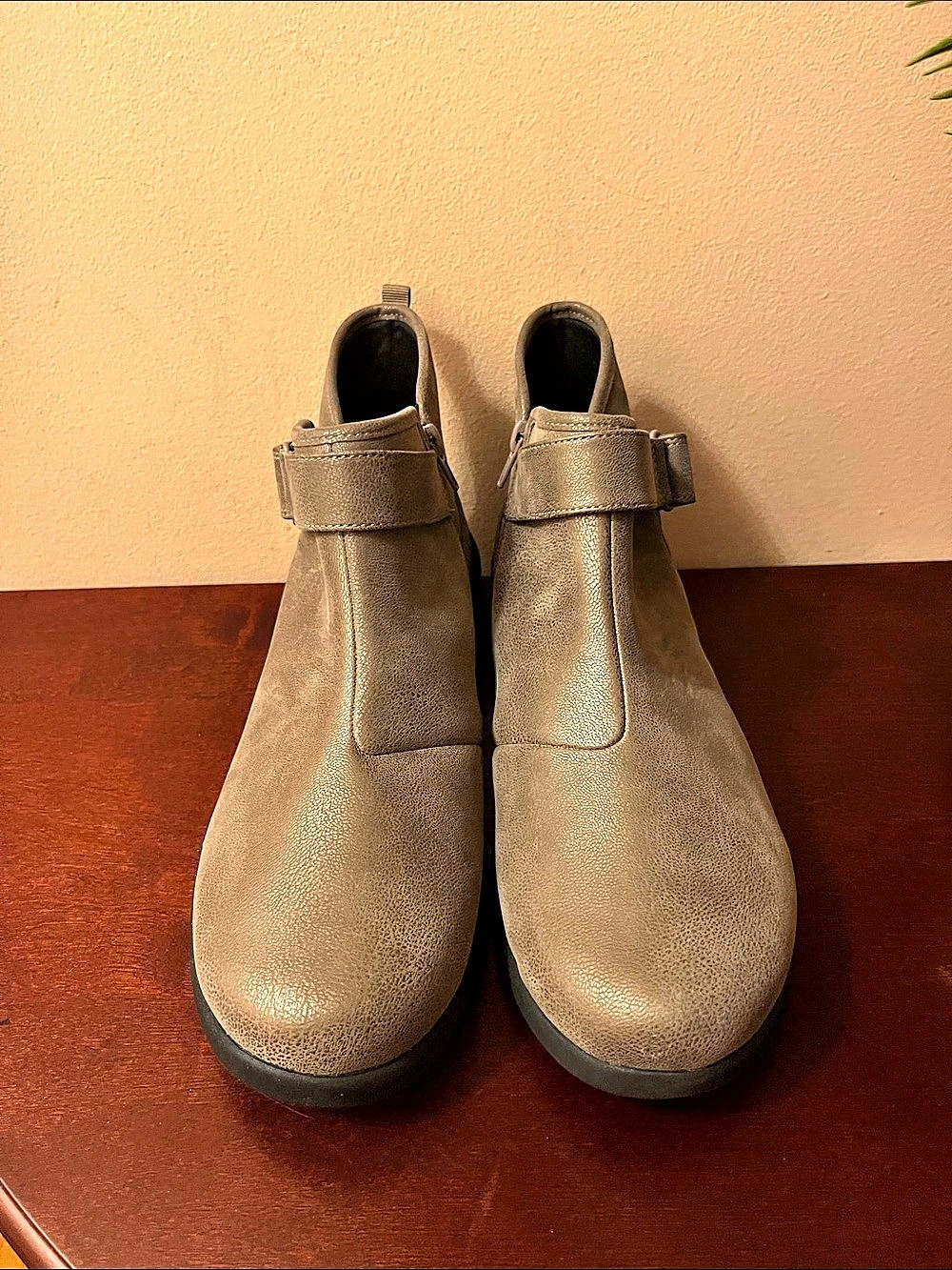 Clarks Cloudsteppers Ankle Boots in Taupe US 11W